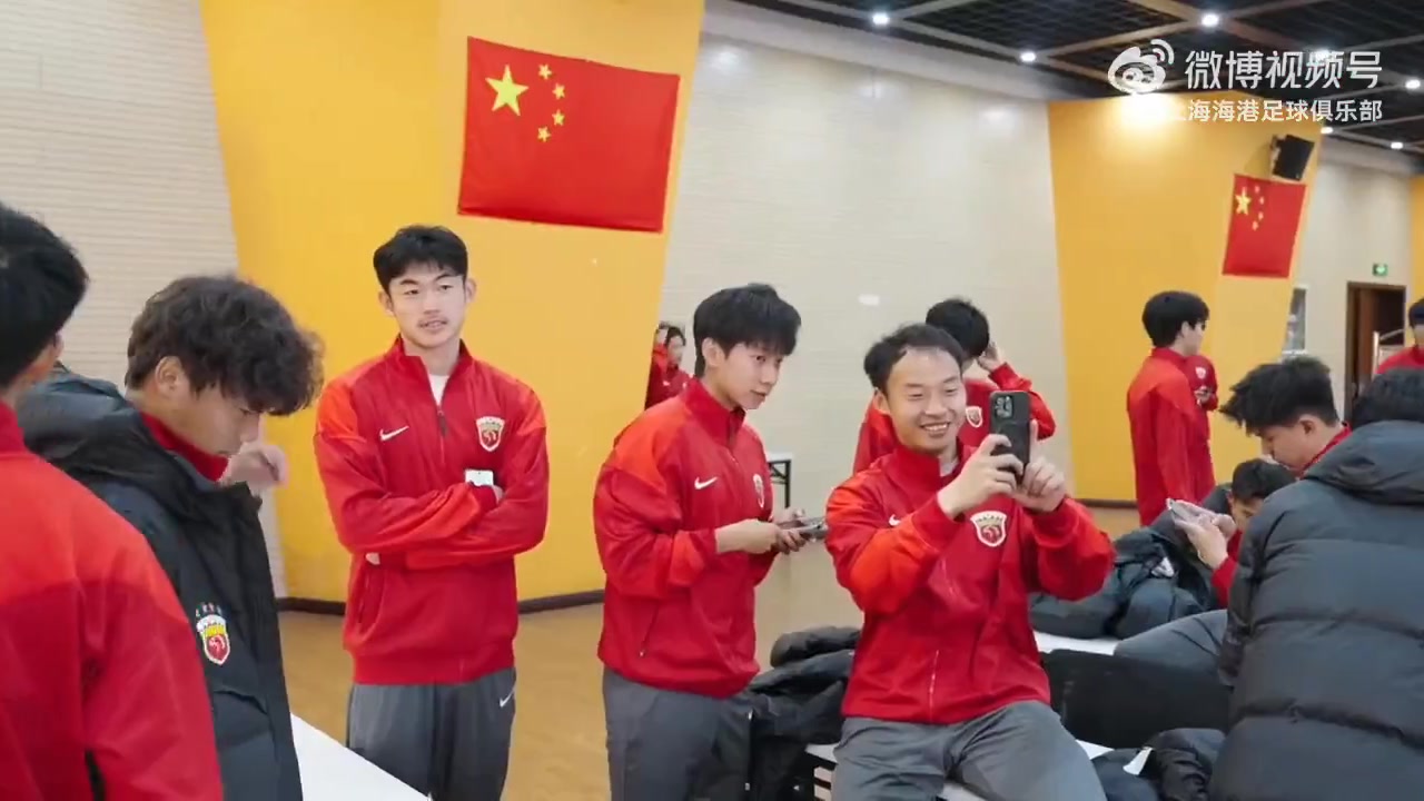 开云官网-海港B队迎来了新赛季定妆照拍摄，快来听听球员和教练都说了什么