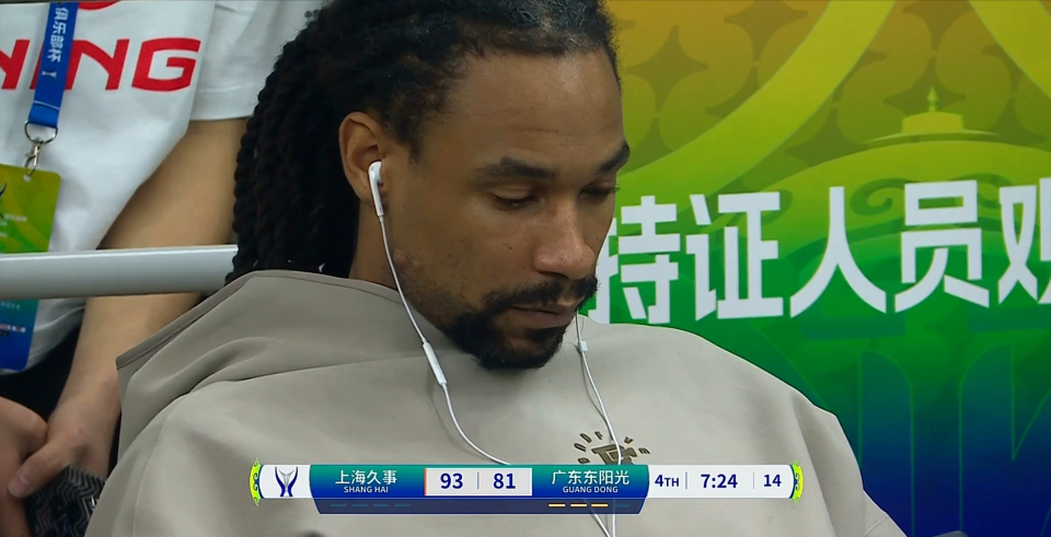 开云-已打完广东最后一场？球队落后，玩手机漠不关心，解说员：不应该